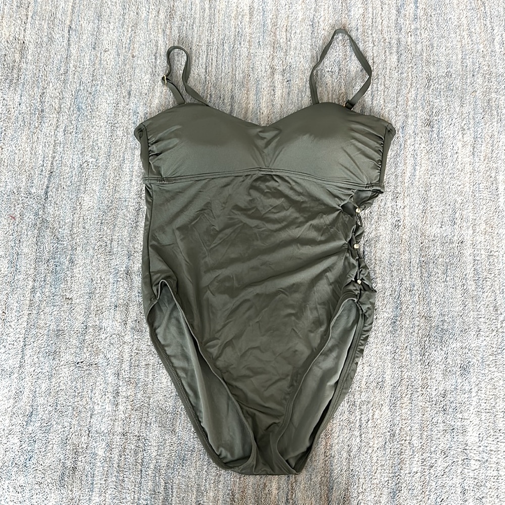 Strapless (removable strap) cutout swimsuit